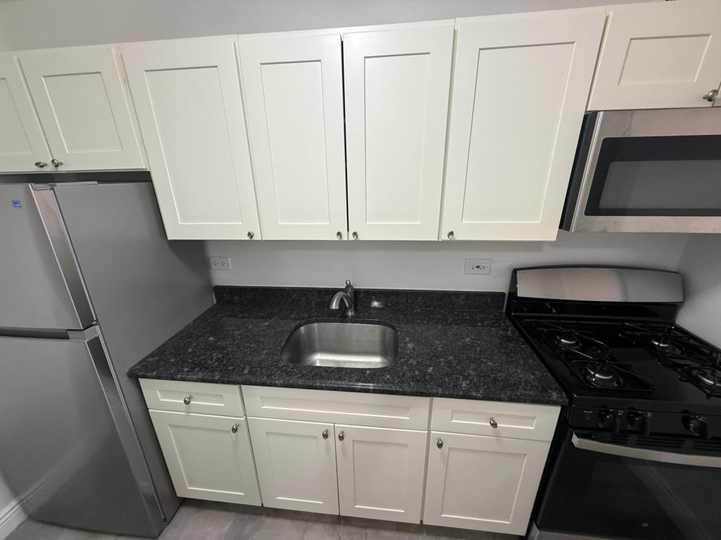 50 Guion Pl - Photo 5 of 11