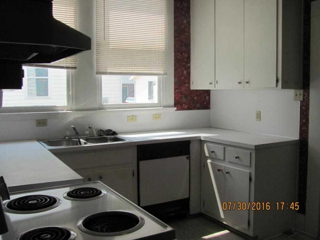 305 Ebenezer Ave Apt A - Photo 2 of 12