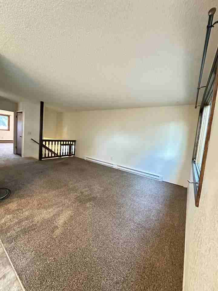 1731 Broadview Dr - Photo 3 of 14
