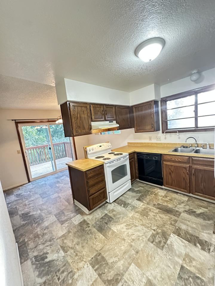 1731 Broadview Dr - Photo 4 of 14