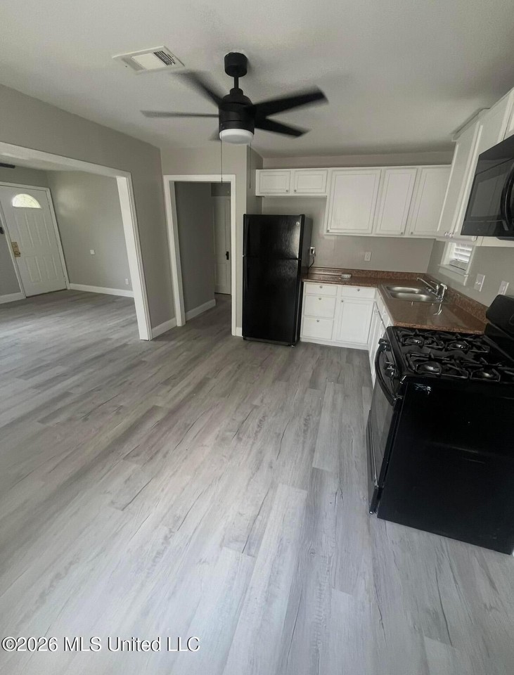 1620 Terrace Dr - Photo 3 of 7
