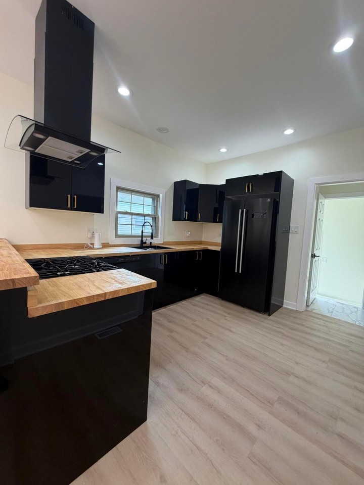 1548 Taney St - Photo 4 of 15