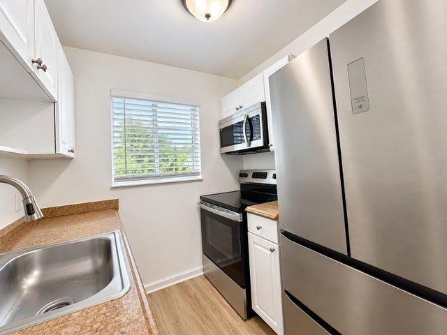 1651 Ne 33rd St - Photo 3 of 6