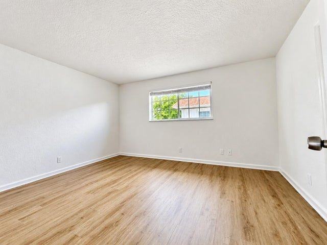 1651 Ne 33rd St - Photo 6 of 6