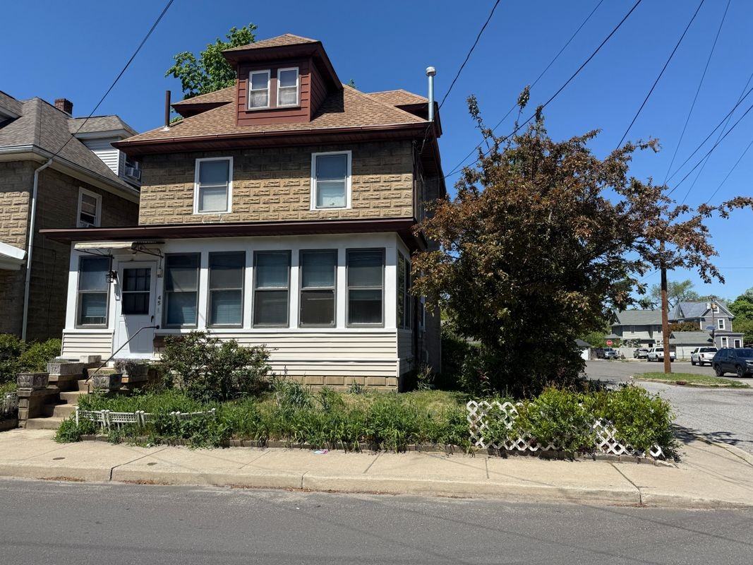 45 Russell St - Photo 2 of 5