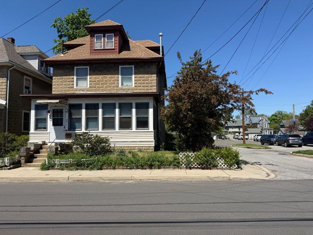 45 Russell St - Photo 3 of 5