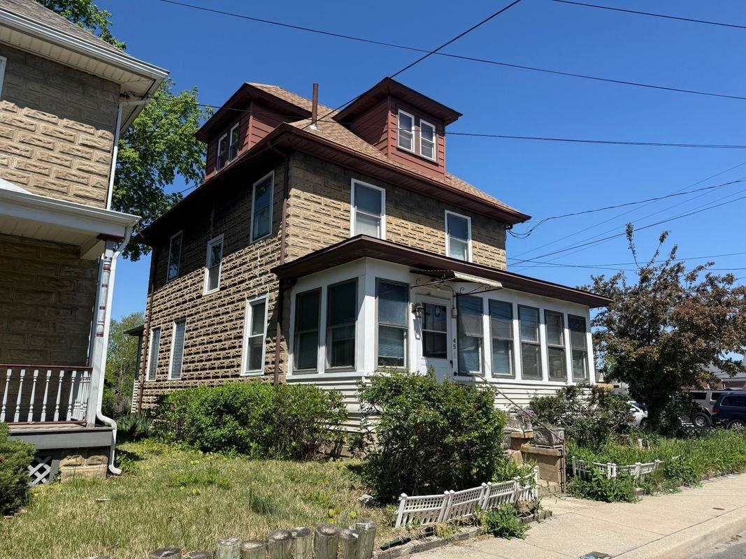 45 Russell St - Photo 4 of 5