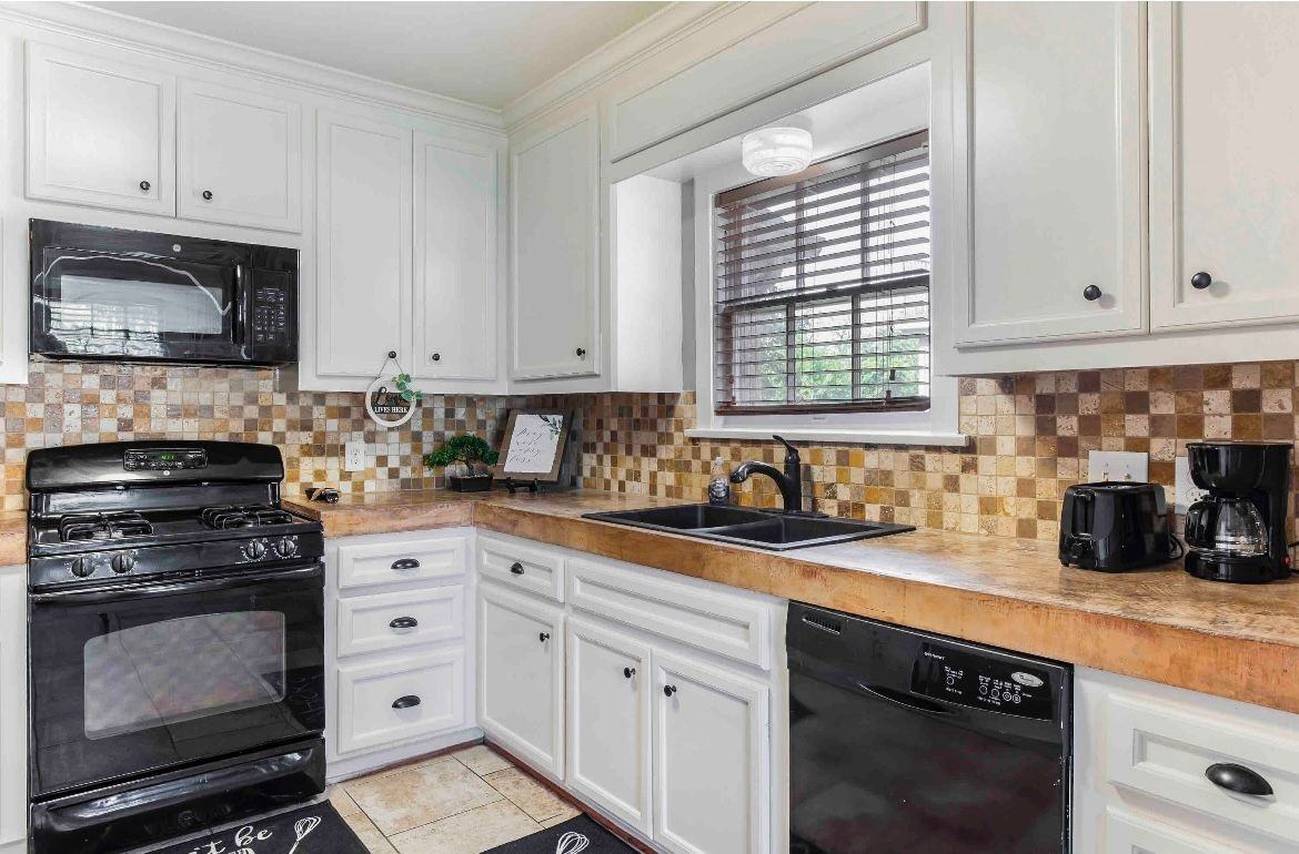 2820 Wheeler St - Photo 6 of 10