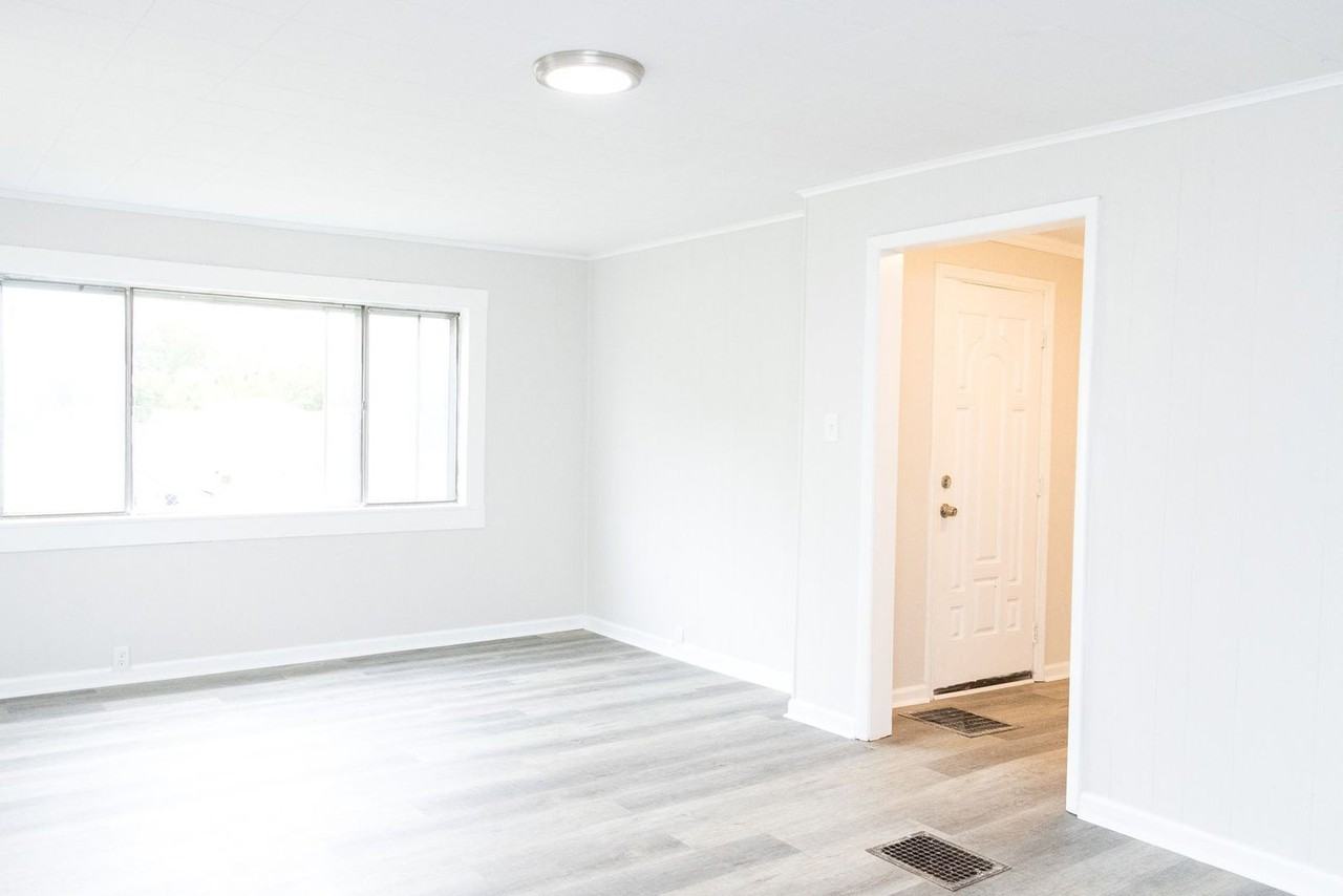 902 W 38th St - Photo 2 of 20