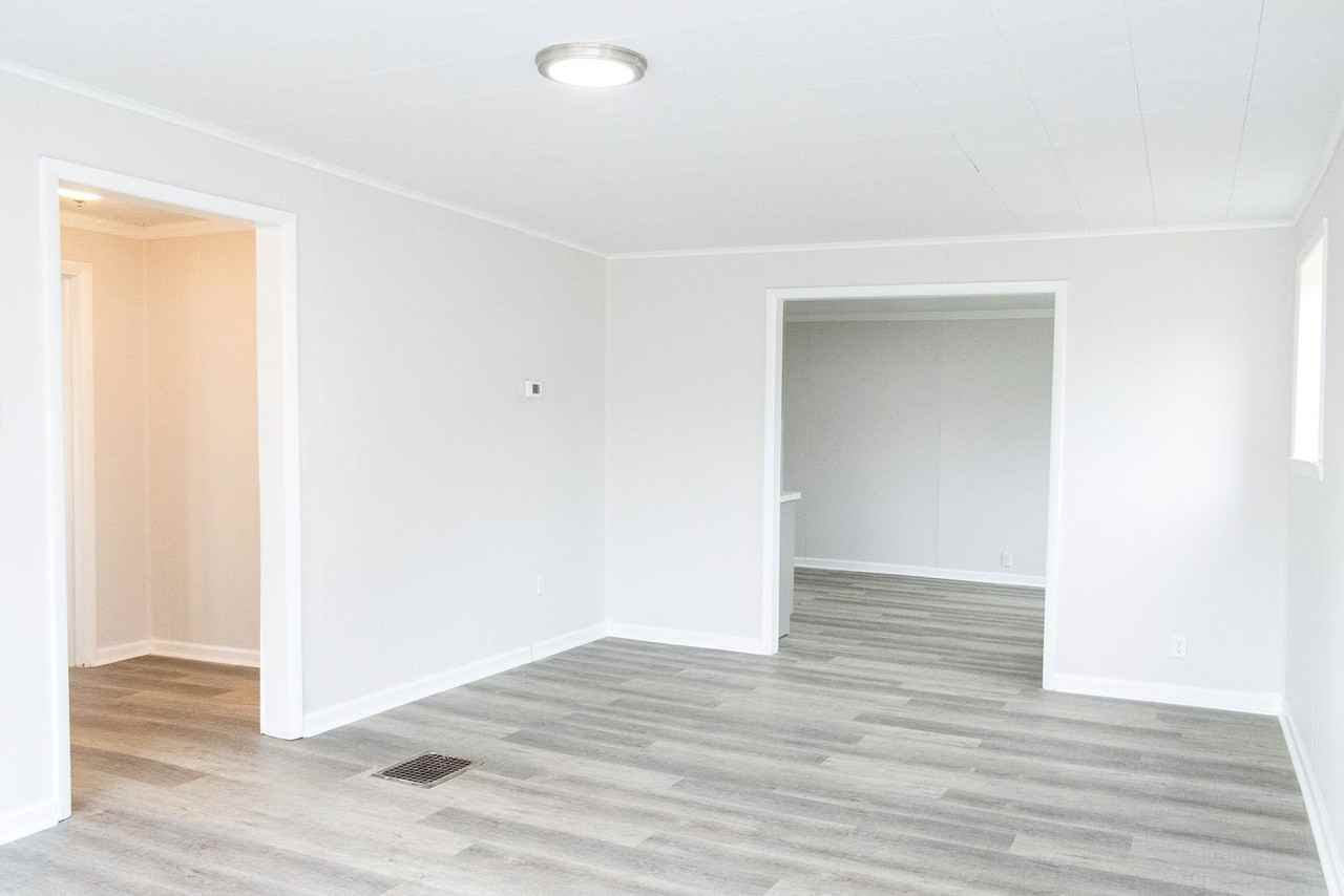 902 W 38th St - Photo 3 of 20