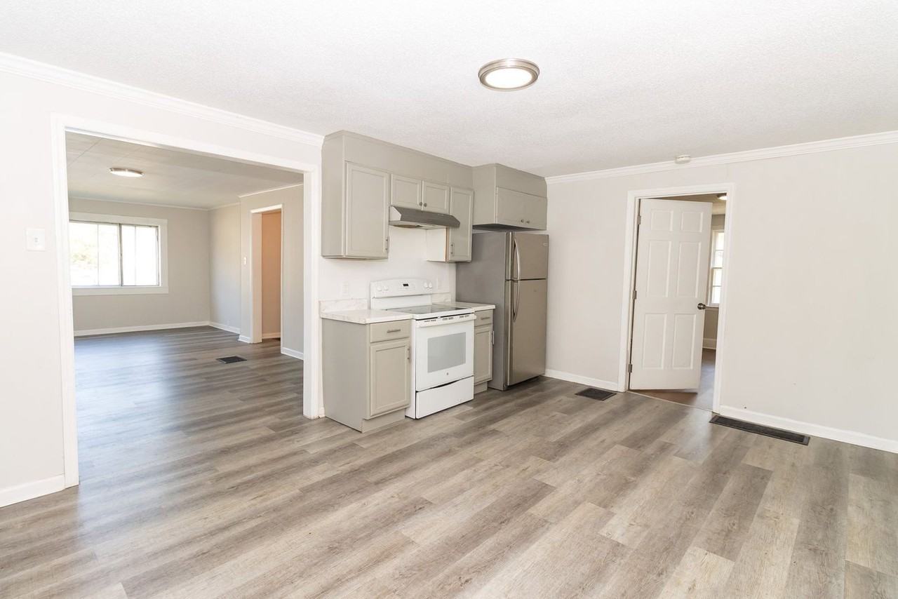 902 W 38th St - Photo 4 of 20