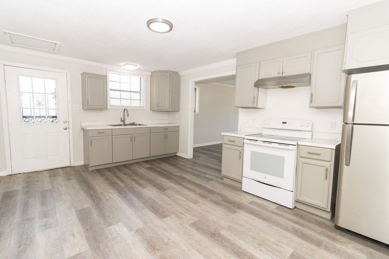 902 W 38th St - Photo 5 of 20
