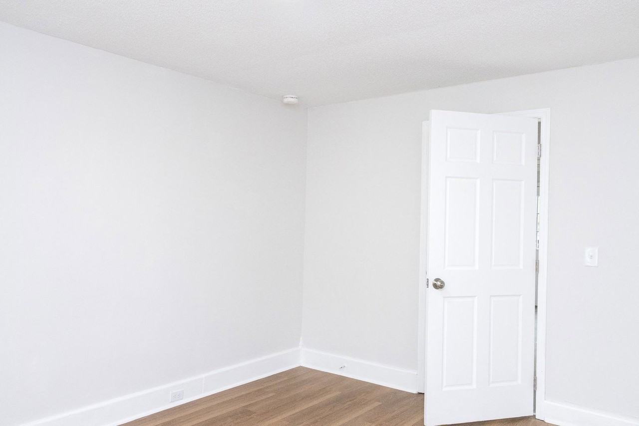 902 W 38th St - Photo 6 of 20