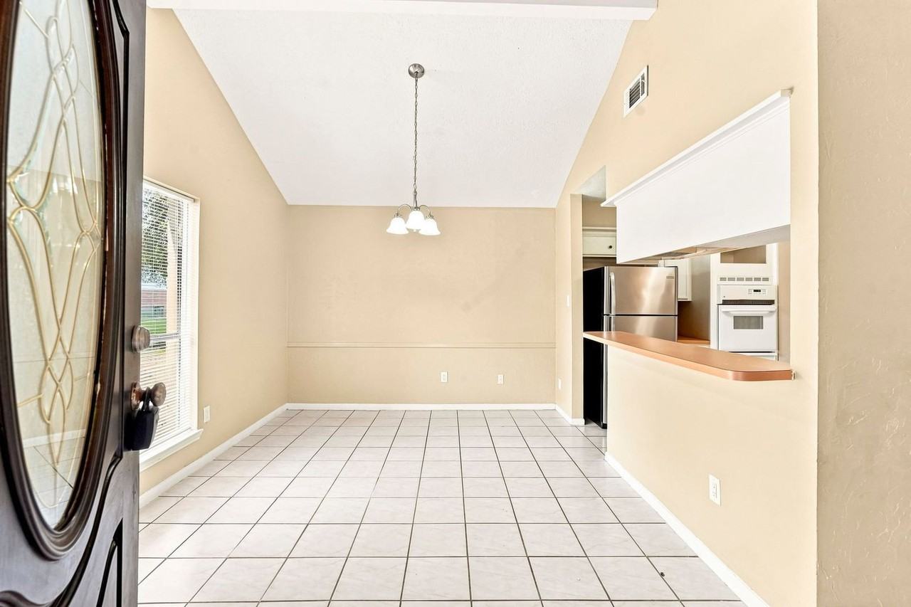 703 Conestoga Cir - Photo 3 of 25