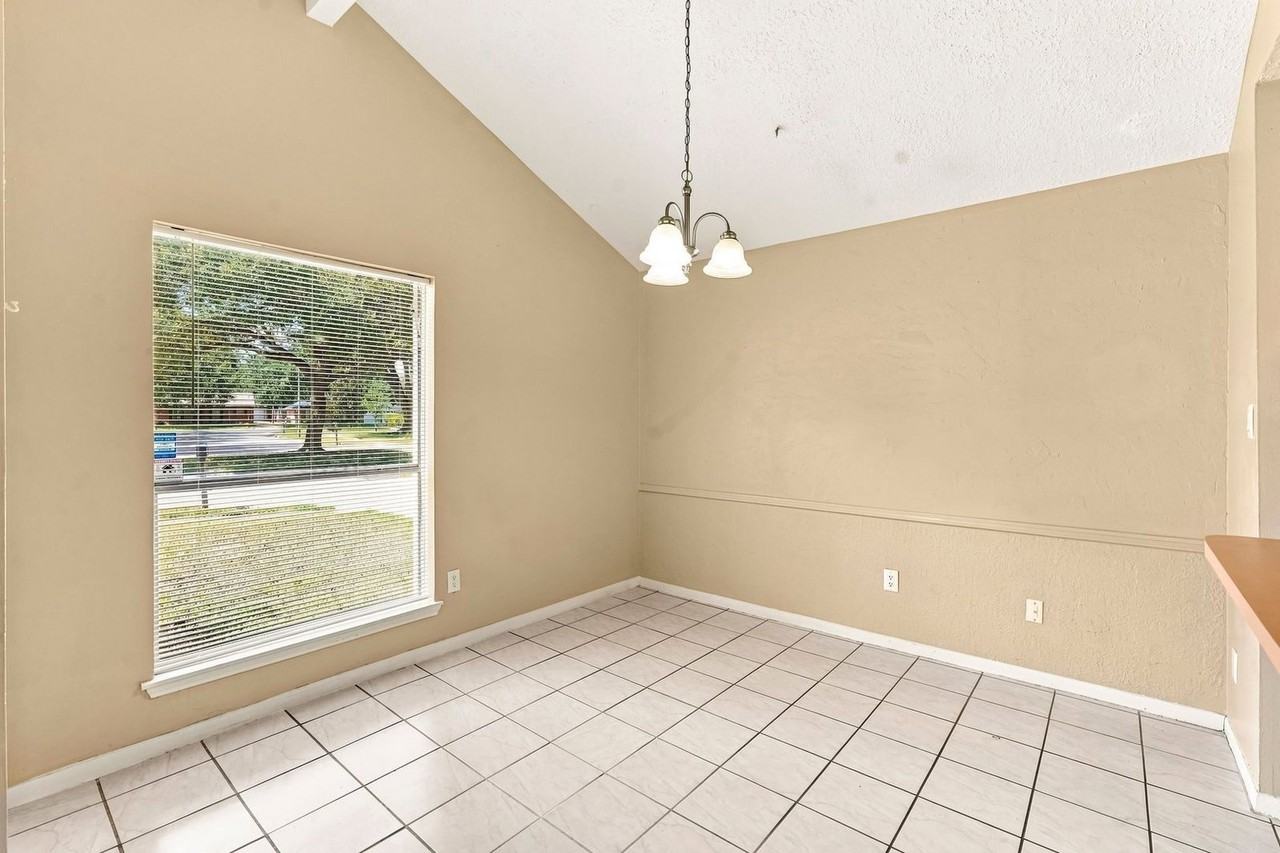 703 Conestoga Cir - Photo 4 of 25