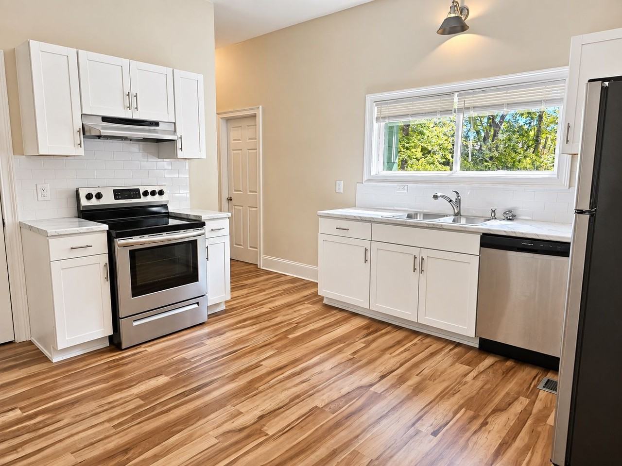202 Sawyer St - Photo 2 of 19
