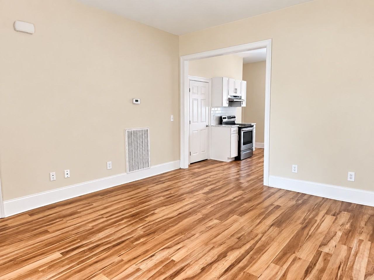 202 Sawyer St - Photo 4 of 19