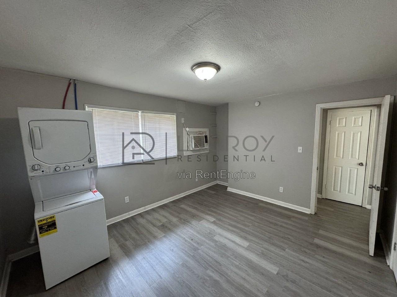 205 Stirling St - Photo 4 of 7