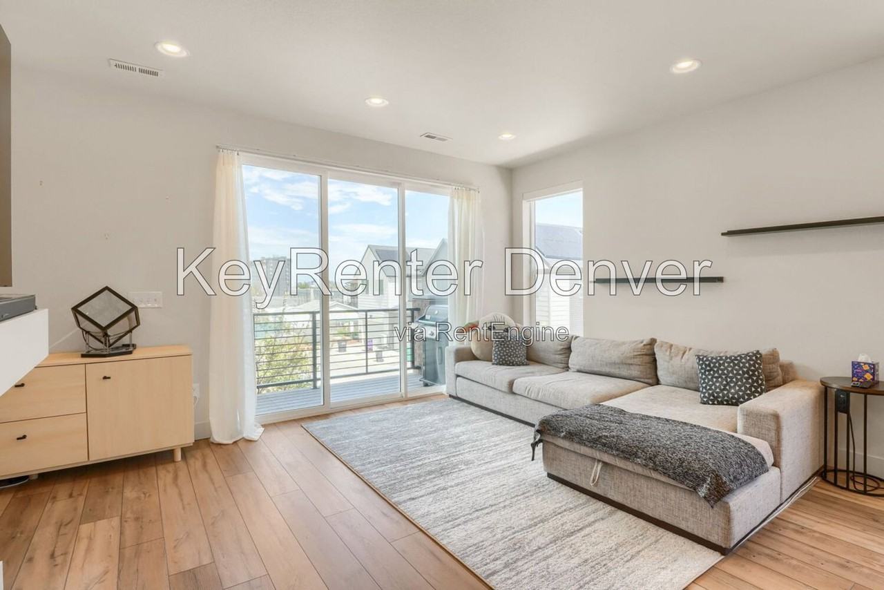 2882 S Pancratia St - Photo 4 of 23