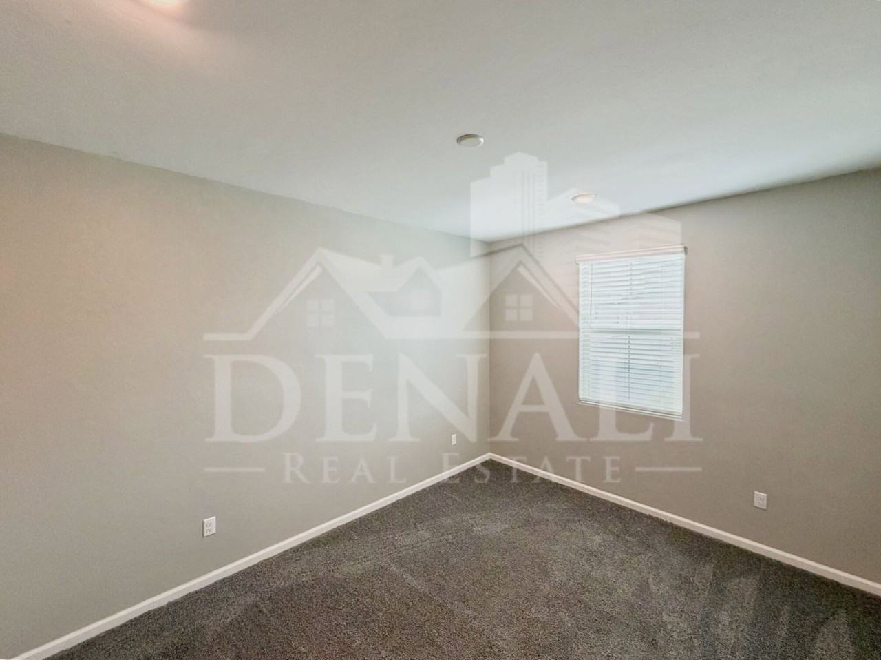 7833 S Sugarbend Dr - Photo 3 of 19