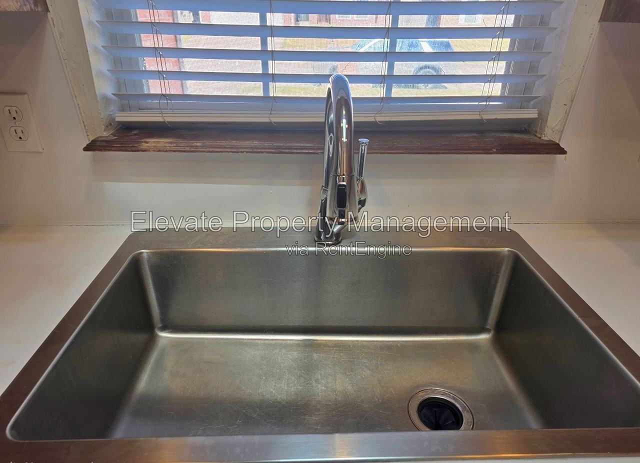 1204 Sw 128th St - Photo 5 of 19