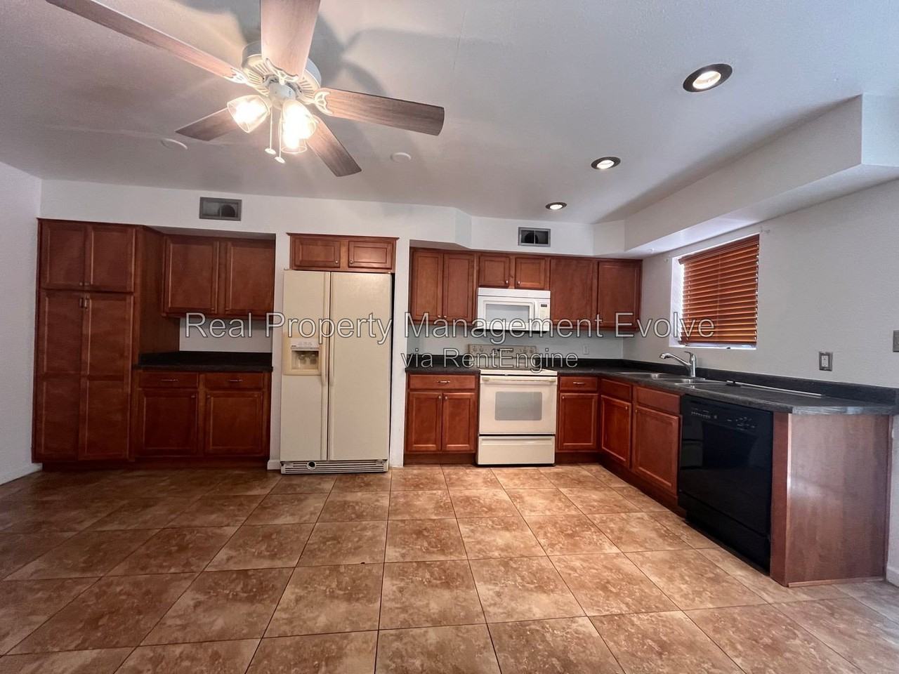 1425 E Desert Cove Ave #60 - Photo 4 of 21