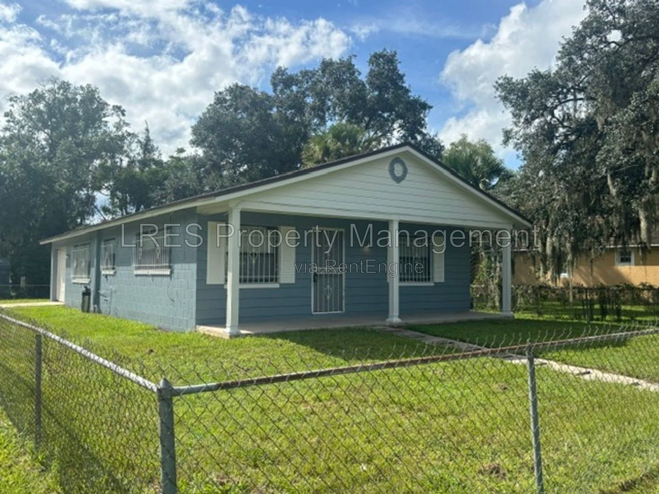 1020 S Bay Ave - Photo 2 of 25