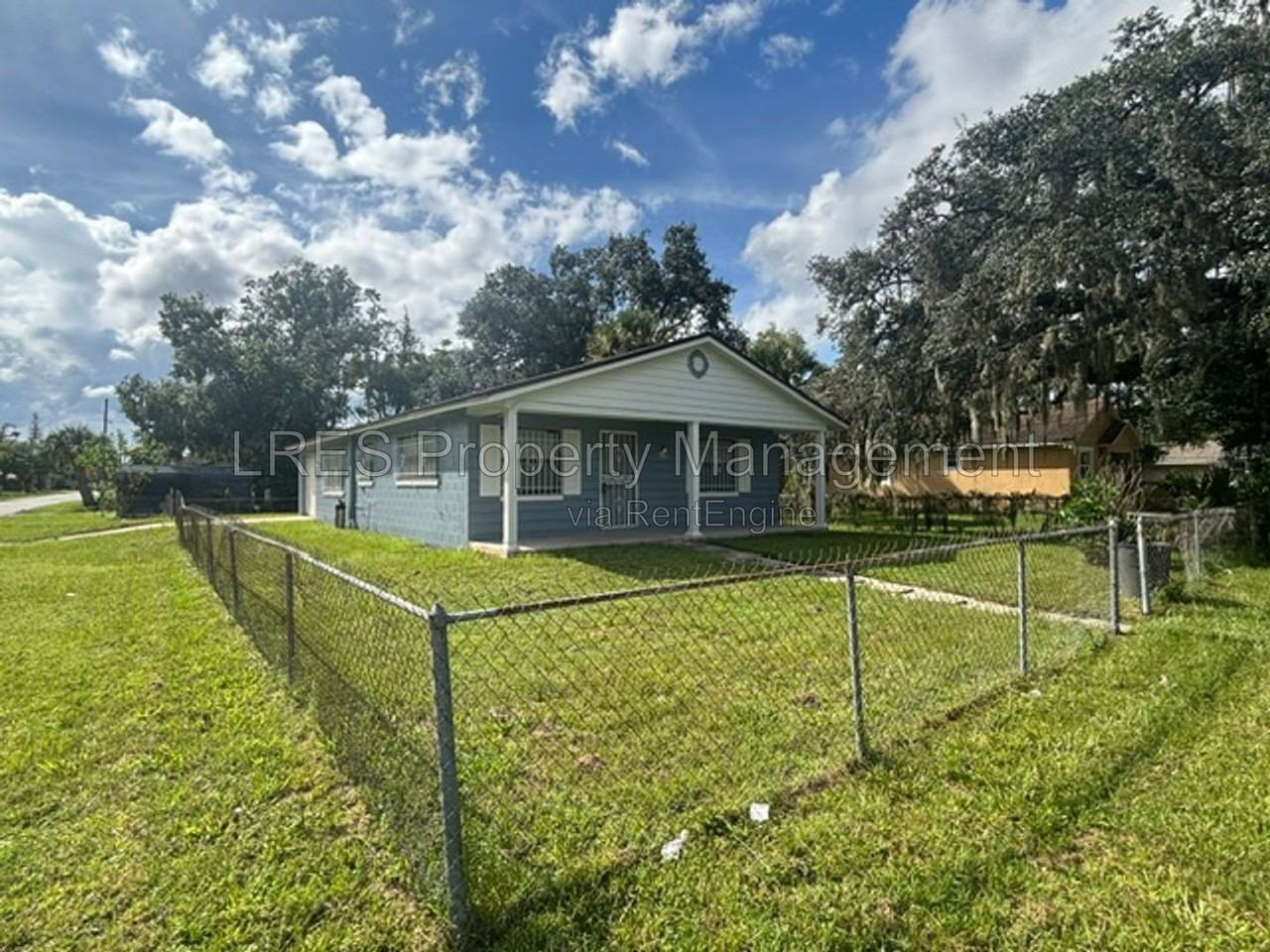 1020 S Bay Ave - Photo 3 of 25