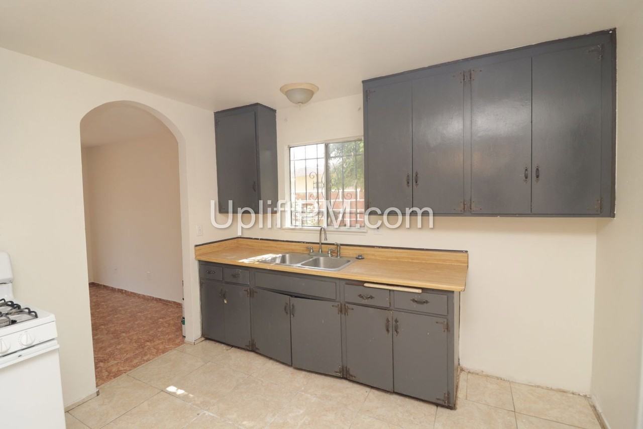 7746 Bloomfield Rd - Photo 4 of 15