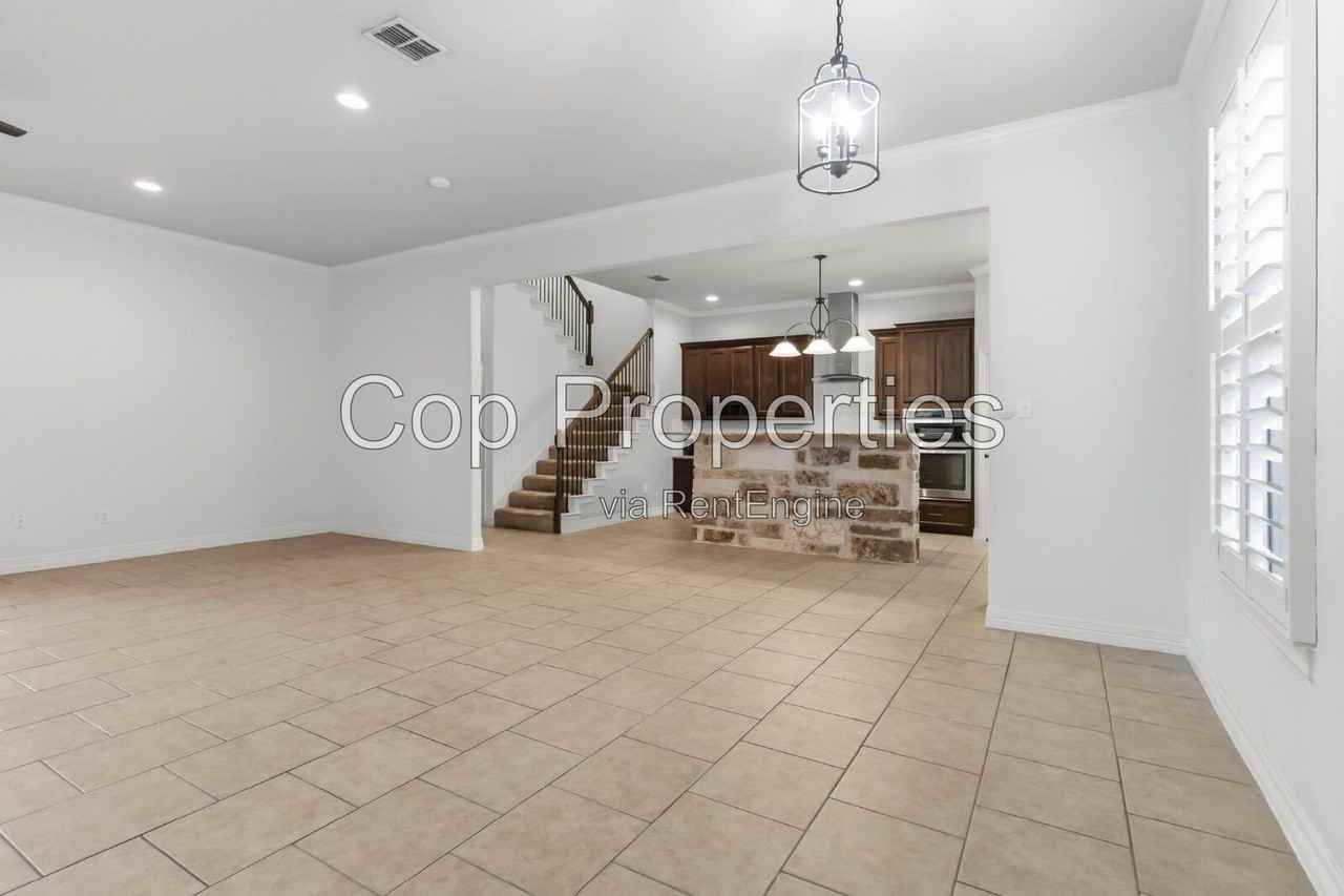 5923 Whitby Rd #102 - Photo 7 of 50