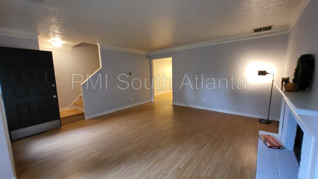 1070 Huntington Trce Se - Photo 2 of 17