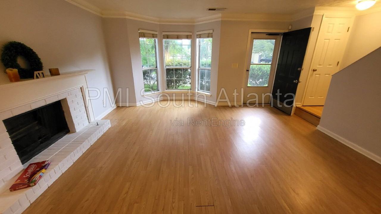 1070 Huntington Trce Se - Photo 3 of 17