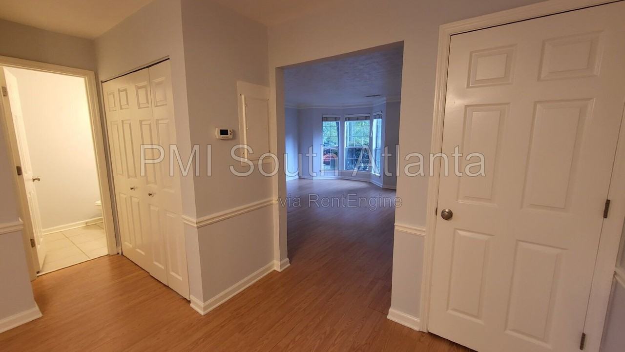 1070 Huntington Trce Se - Photo 4 of 17