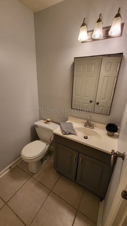 1070 Huntington Trce Se - Photo 5 of 17