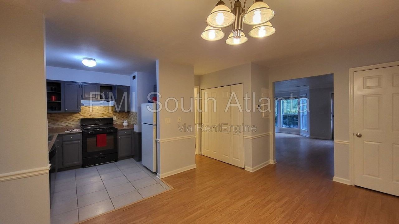 1070 Huntington Trce Se - Photo 7 of 17