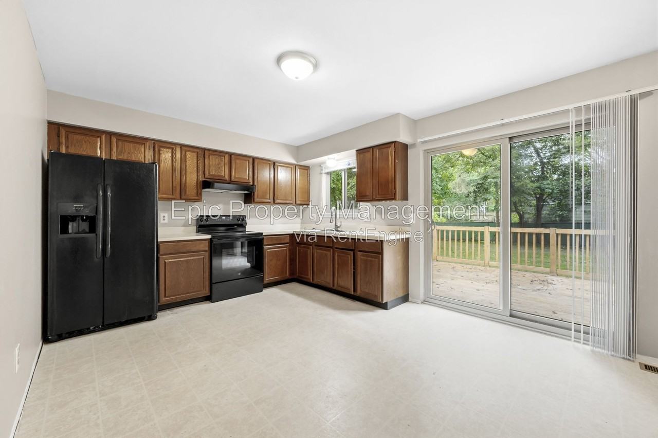 21639 Rockwell St - Photo 3 of 14