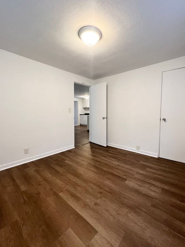 921 Edison St - Photo 7 of 12