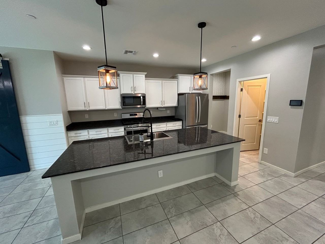 21381 W Hubbell St - Photo 3 of 40