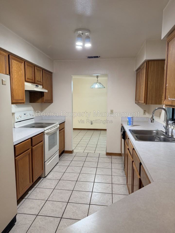 602 Wallaby Ln - Photo 3 of 22