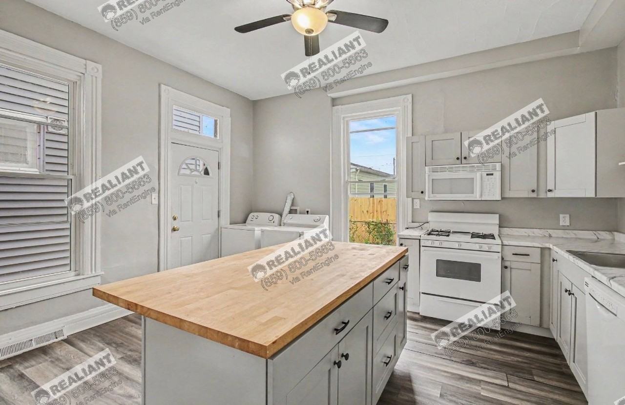 320 Lafayette Ave - Photo 7 of 25