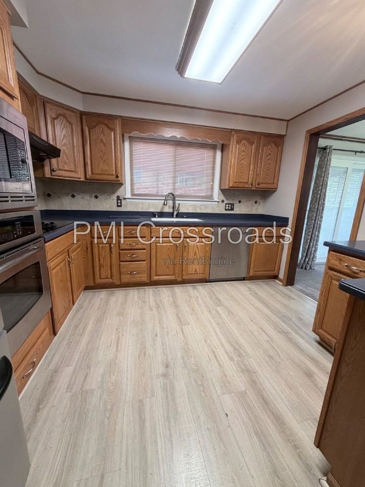 1343 Oakhill Ave - Photo 4 of 27
