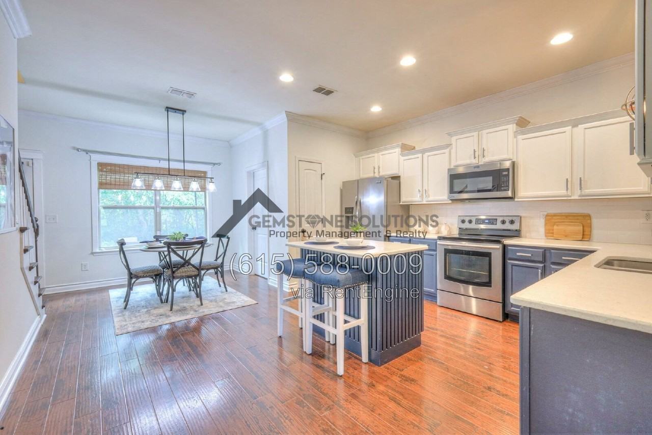 1008 Beverly Ln - Photo 6 of 38