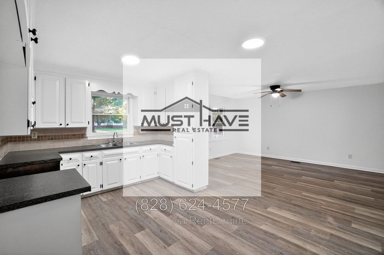 1494 Carpenter St - Photo 5 of 10