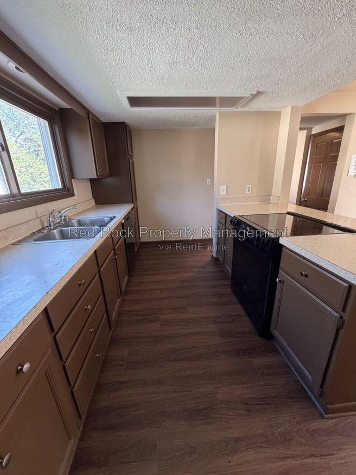1311 Jackson St - Photo 5 of 17