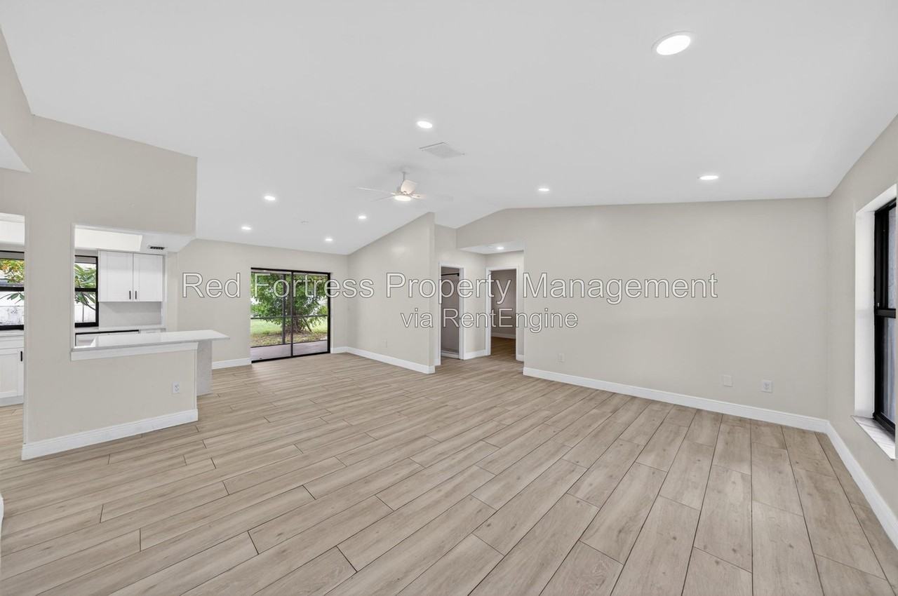 1420 Se 19th St - Photo 2 of 8