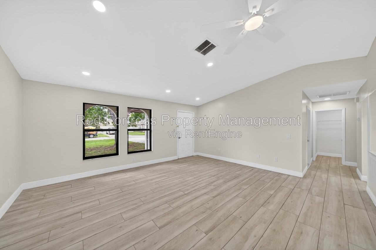 1420 Se 19th St - Photo 3 of 8