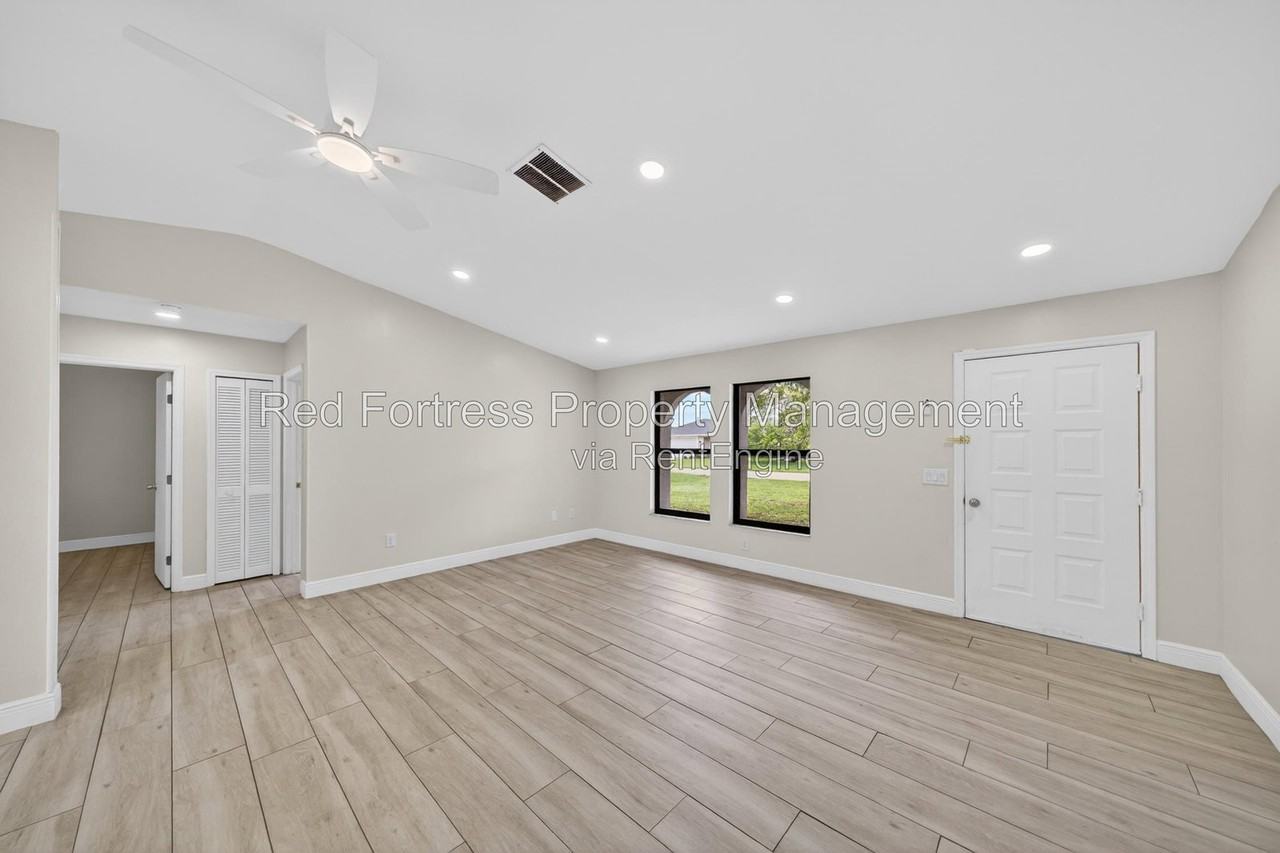 1420 Se 19th St - Photo 4 of 8