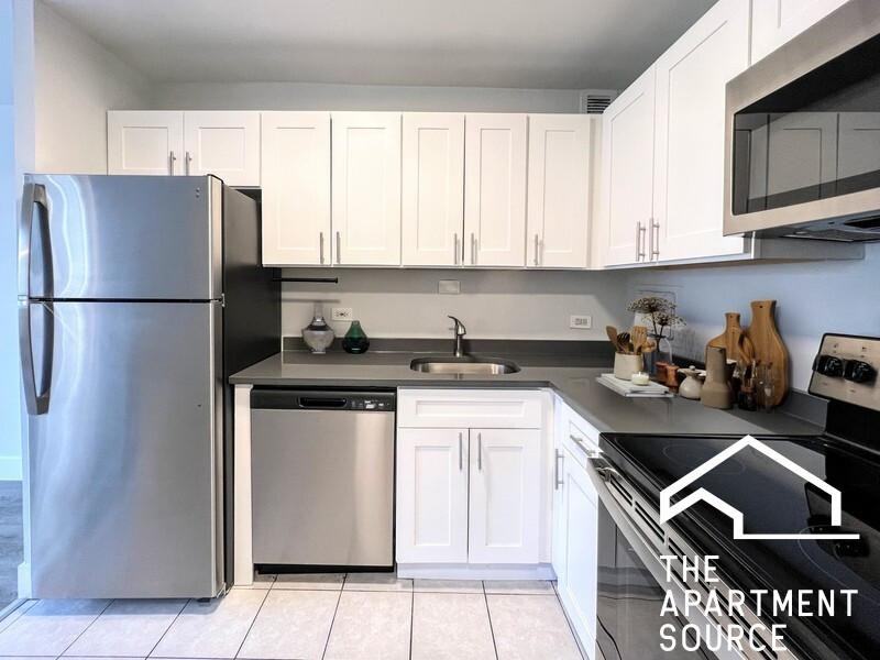 1344 N Dearborn St #04B - Photo 2 of 18