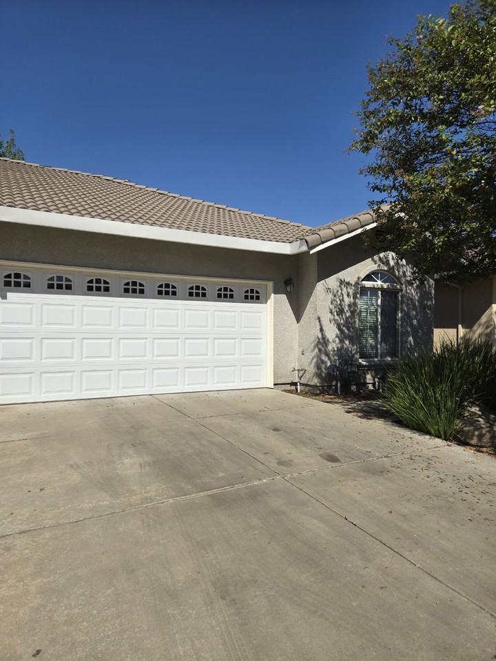 685 Gateway Dr - Photo 3 of 11