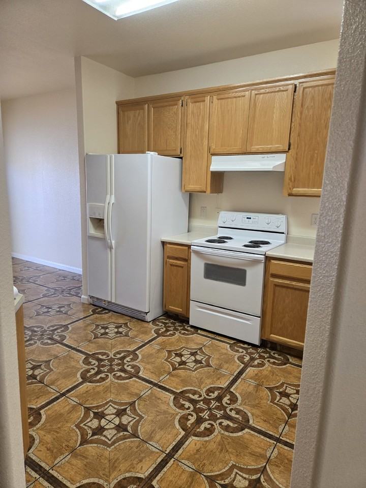 685 Gateway Dr - Photo 4 of 11